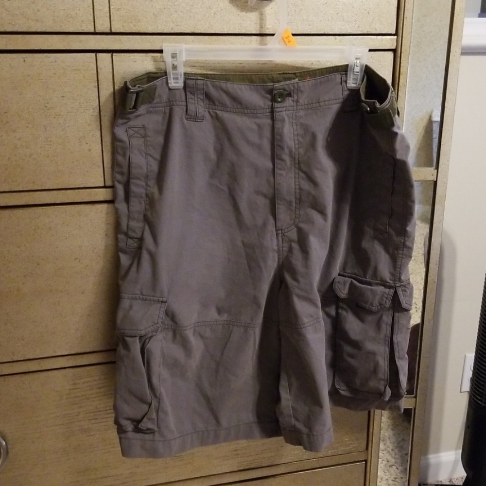 Like new! Old Navy gray cargo shorts/Waist 38